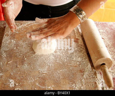 Herstellung von hausgemachten Naan Brot Stockfoto