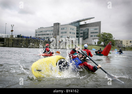 Kanufahren in der Cardiff Bay. Stockfoto