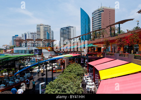 Das Einkaufszentrum Larcomar Miraflores, Lima, Peru, Südamerika. Stockfoto