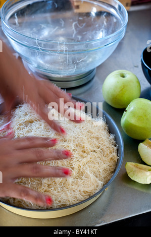 Tarte Tatin einen umgedrehten Apfelkuchen in die Äpfel in Butter karamellisiert sind und Zucker, bevor die Torte gebacken wird Stockfoto