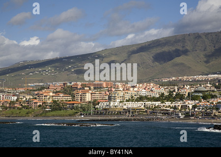 Blick auf Costa Adeje aus dem Meer, Playa de Las Americas, Teneriffa, Kanarische Inseln, Spanien Stockfoto