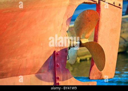 Reparierte Propeller auf Boot in Reparatur dock Stockfoto