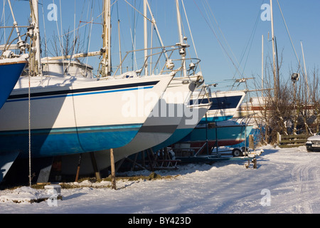 Abgetakelten Yachten im winter Stockfoto