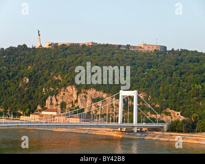 Elisabethbrücke, Gellertberg, die Zitadelle bei Sonnenaufgang. Budapest, Ungarn Stockfoto