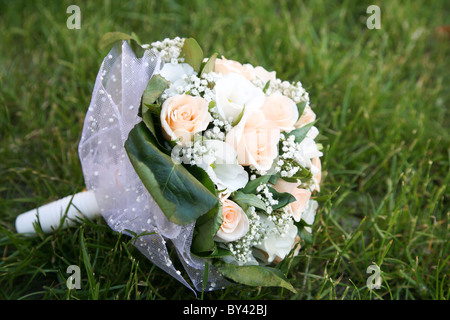 Bouquet von weißen Lilien und Rosen auf dem Rasen liegen Stockfoto