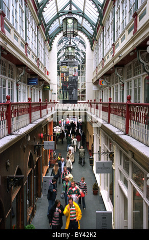 Käufer zu Fuß durch Castle Arcade, Cardiff. Stockfoto