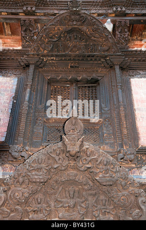 Newari-Stil Holz Handwerk unter Windows am Durbar Square in Kathmandu, Nepal Stockfoto