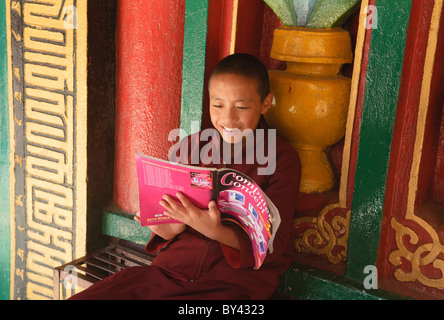 junge tibetische-Sherpa Mönch ein Computer Buch in einem Kloster in Boudhanath in Kathmandu, Nepal Stockfoto