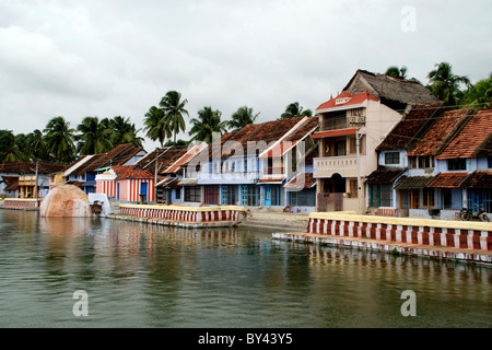 Häuser in der Nähe von Sucheendram Tempel und Tempel-Teich, Sucheendram, Kanyakumari, Tamilnadu, Indien Stockfoto