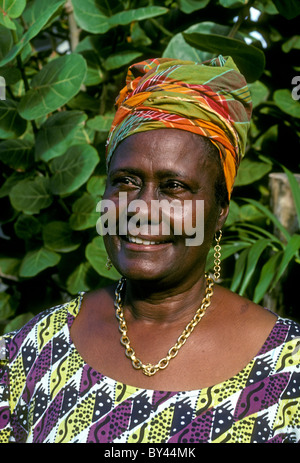 1, eine Frau, Madame Umsicht, Besonnenheit Marcelin Marcelin, der renommierte Koch, Inhaber, Chez Klugheit Restaurant, Anse Laborde, Grande-Terre, Guadeloupe Stockfoto