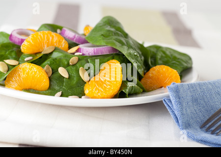 Frischer Spinat mit Mandarin-Orangen, roten Zwiebeln und leichten Orangen-Honig-Dressing. Stockfoto