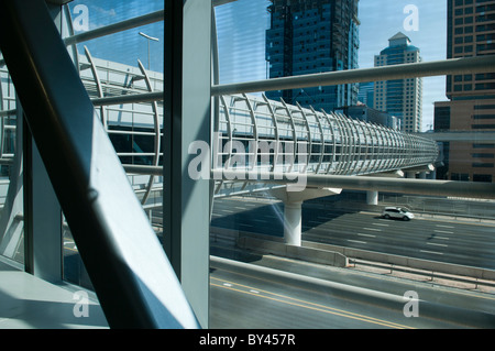 Sheikh Zayed Road, Dubai Internet City u-Bahnstation führenden Gehweg überdeckt (Blick von innen Gehweg) Stockfoto