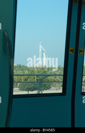 Hotel Burj Al Arab gesehen vom Fenster der Dubai Metro Zug Stockfoto