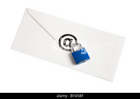 Umschlag mit @-Symbol, Konzept der e-Mail-Sicherheit Stockfoto