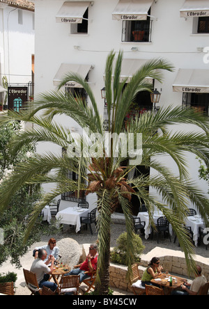 Besucher genießen im Freien in Altea Spanien Stockfoto