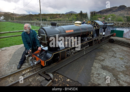 Der Fahrer des 15-Zoll Spurweite Schmalspur Dampf Lok "Fluß Esk" verwendet den Plattenspieler an Ravenglass, seines Motors umdrehen Stockfoto