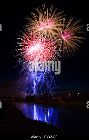 Rot weiß und blau Feuerwerk über dem Wasser platzen. Stockfoto