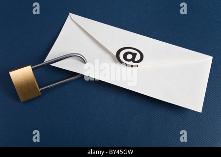 Umschlag mit @ Symbol und Schloss, Konzept der e-Mail-Sicherheit Stockfoto