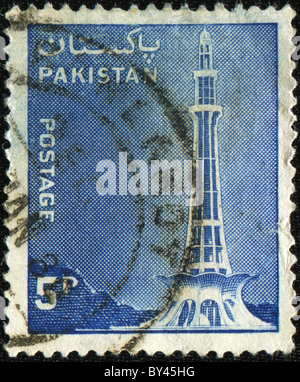 Minar-e-Pakistan (Pakistan Tag Memorial), Traktor und Mausoleum von Ibrahim Khan Makli, Tahtta Stockfoto