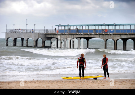 Rettungsschwimmer in Boscombe in der Nähe von Bournemouth, wo eine künstliche Surf-Riff Dorset UK erstellt wurde Stockfoto