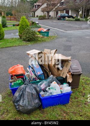 Überquellenden Curbside recycling Sammlung nach Verzögerungen aufgrund von schlechtem Wetter zu erwarten. Stockfoto