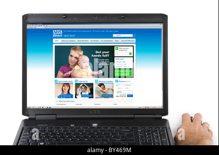 Navigieren auf der Webseite des NHS Direct, UK Stockfoto