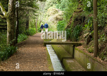 Zwei Menschen Hand in Hand entlang einer Levada auf Madeira Stockfoto