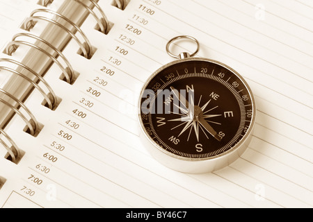 Kalender-Agenda und Kompass, Konzept der Zeit Planung Stockfoto