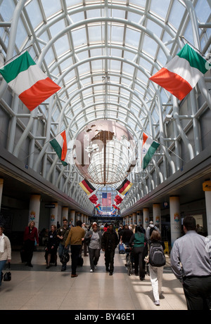 Gewölbten Glasdach über Halle gefüllt mit Reisenden am O' Hare International Airport in Chicago, Illinois, USA Stockfoto