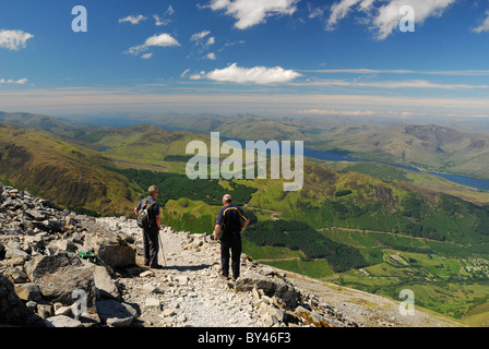 Wanderer genießen Sie den Blick in Richtung Loch Linnhe von Ben Nevis im Sommer in den schottischen Highlands Stockfoto