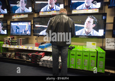 Shopper am Flachbild-Fernseher Department in einem Best Buy-Elektronik-Geschäft in New York Stockfoto