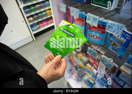 Ein Käufer wählt eine grünen Punkt Marke EC-Karte in einem Store in New York Stockfoto