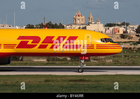 Internationaler Handel und Luftfracht. DHL Boeing757-200 F Cargo plane für die Abfahrt vom Mittelmeer Inselstaat Malta Rollens Stockfoto