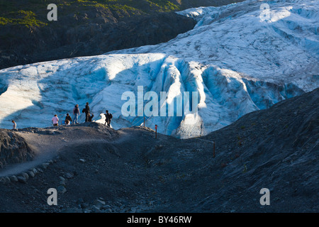 Personen an Exit-Gletscher in Kenai Fjords Nationalpark auf der Kenai-Halbinsel in Seward Alaska Stockfoto