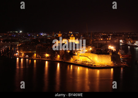 Nachtansicht der Stadt Senglea (L-Isla) im Grand Harbour von Malta, eine mediterrane Reise- und Tourismus-Destination Stockfoto