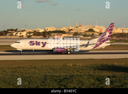 Sky Airlines Boeing 737-900ER Airliner, die aus Malta bei Sonnenuntergang Stockfoto