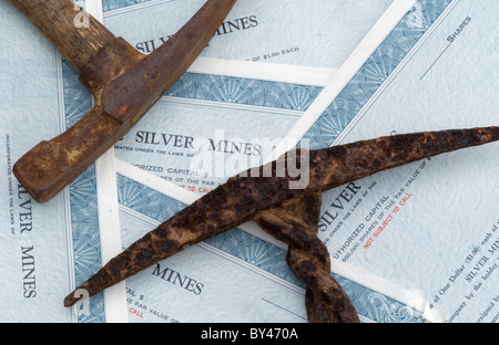 Zwei alte Bergbau Picks ruht auf Silber mine Aktienurkunden. Stockfoto