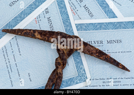 Antik rostigen Wrought Eisen Bergbau pick auf Silber mine Aktienurkunden. Stockfoto