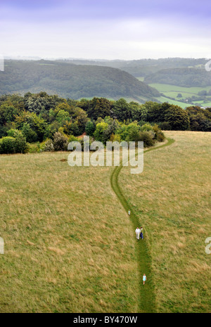 Eine Familie der Cotswold Weg Weg in der Nähe von North Nibley, Gloucestershire August 2008 Stockfoto