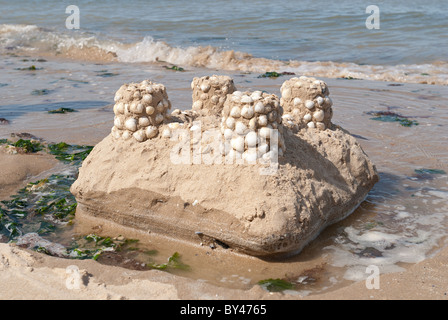 Minnis Bucht ruhigen Meeres Flut sanft wäscht den Spaß Erinnerungen früher an eine Sandburg bauen Stockfoto