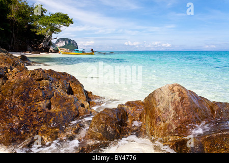Klares Wasser und schönen einsamen tropischen Strand