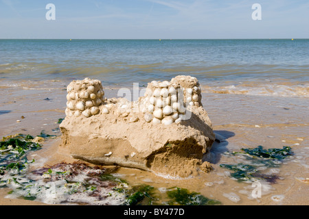 Minnis Bucht ruhigen Meeres Flut sanft wäscht den Spaß Erinnerungen früher an eine Sandburg bauen Stockfoto