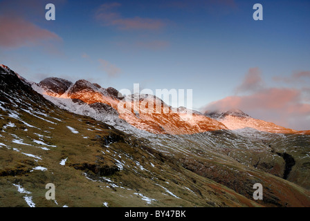 Am frühen Morgen Winter Sonnenlicht auf Crinkle Crags im englischen Lake District Stockfoto