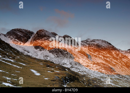 Am frühen Morgen Winter Sonnenlicht auf Crinkle Crags im englischen Lake District Stockfoto