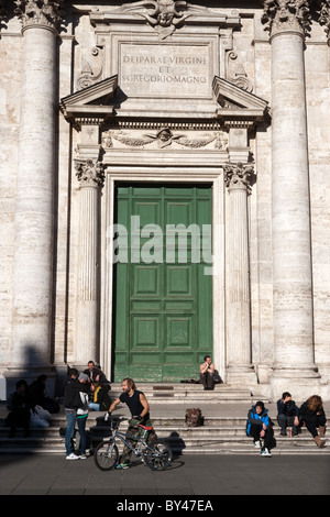 Menschen Touristen entspannend sitzen vor Kirche Eingangstür Chiesa Nuova in Rom Italien Stockfoto