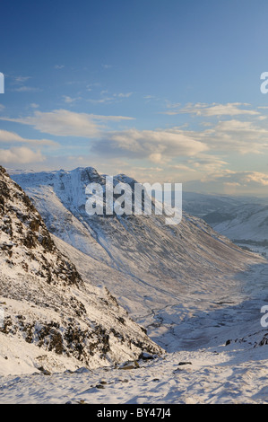 Blick auf das Mickleden-Tal und die Langdale Pikes aus Rosset Crag im Winter im englischen Lake District Stockfoto