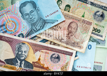 Foto von mehreren Währungen aus Südost-Asien, Thai Baht, Lao Kip und Vietnamesische Dong. Stockfoto