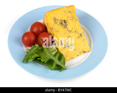 Ein Keil von frischem Blau Shropshire Käse mit Salat mit Kirschtomaten und Rucola Blätter gegen einen weißen Hintergrund mit Keine Personen Stockfoto