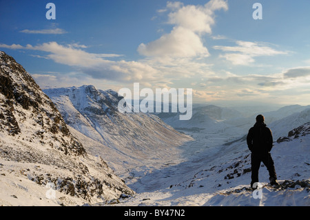 Walker, bewundern den Winter Blick auf das Mickleden Tal und Langdale Pikes im englischen Lake District Stockfoto