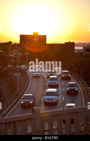 Blick auf die Brooklyn-Queens Expressway von der Brooklyn Bridge, wenn die Sonne untergeht. Stockfoto